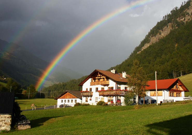 TheTumpaschin-Hof Farm with rainbow