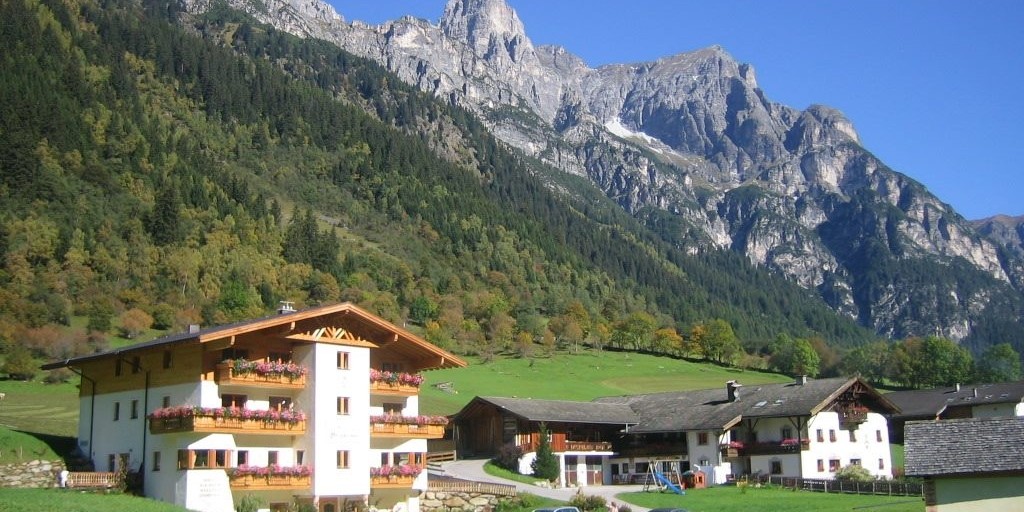 Die Alfaier Bergheimat im Vordergrund, im Hintergrund der Alfaierhof