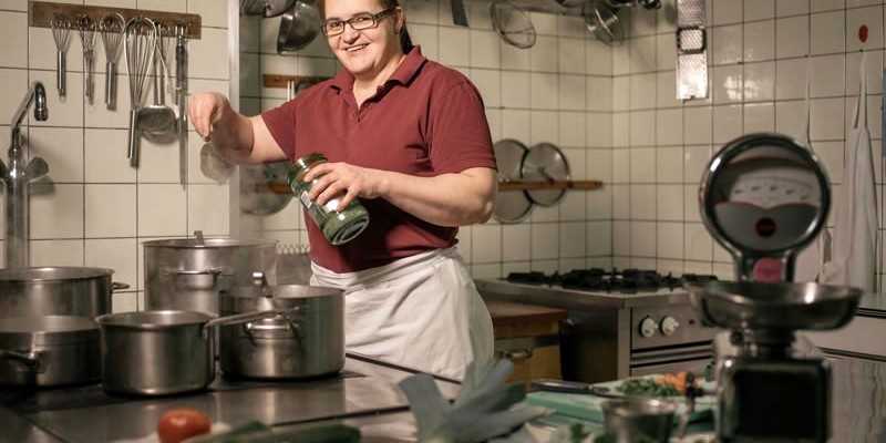 Luzia Zeiringer in der Küche