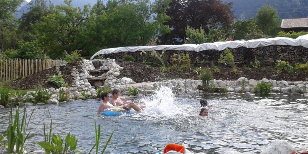 Erfrischung im Sommer garantiert der Naturbadeteich.