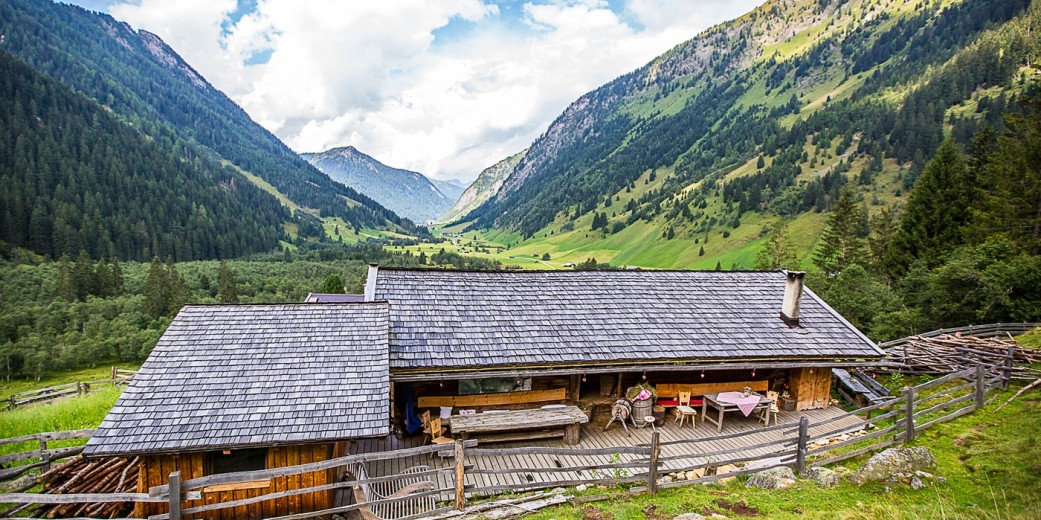 Helgas Alm und Blick ins Valsertal