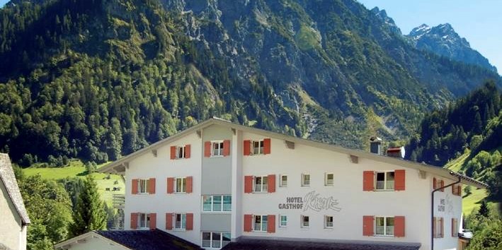 Hotel Kreuz im Sommer mit herrlichem Panorama