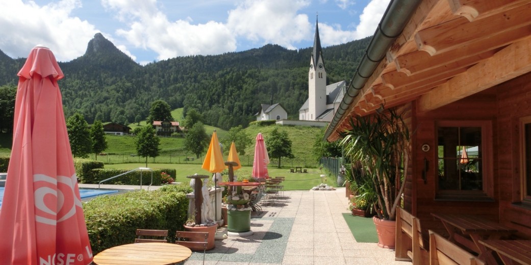 Der Südtiroler befindet sich direkt am Schwimbad Kreuth