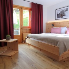 The double rooms of the cosy family hotel in Ardez