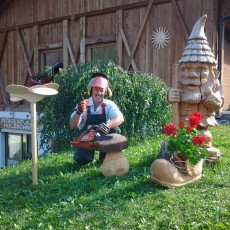 Hubert Pezzei: For some years, he has also been creating works of art with a chainsaw