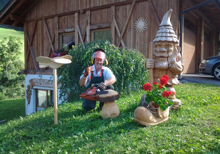 Hubert Pezzei: For some years, he has also been creating works of art with a chainsaw