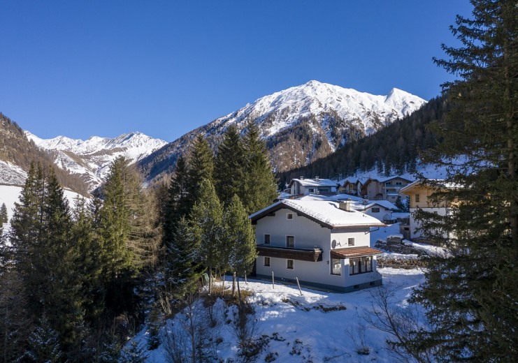 Das Schmirnhaus im Winter. Zu mehr als 10 Gipfel Skitouren kann im Winter direkt ab Haus gestartet werden.