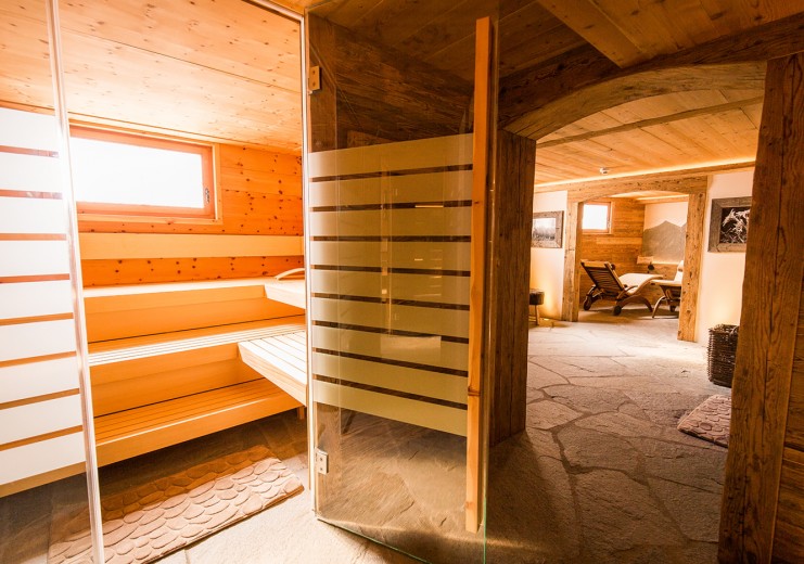 Review the tour in the pine wood sauna...