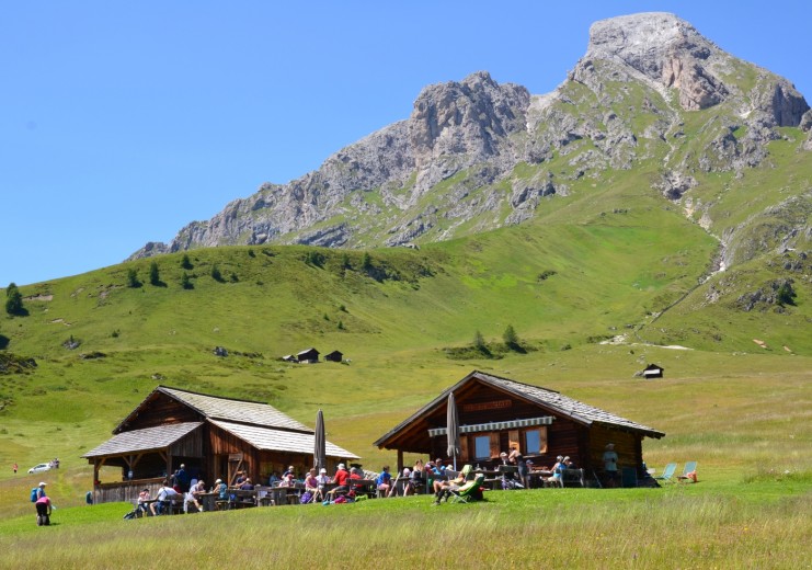 The Alpine hut lies at the foot of Lungiarü’s local mountain, the Pütia/ Peitlerkofel