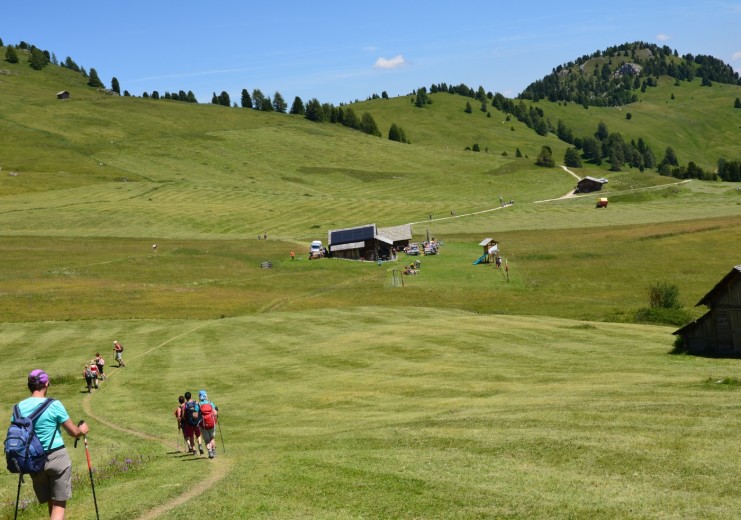 The Ütia Vaciara welcomes you in for a break on the Peitlerkofel loop route